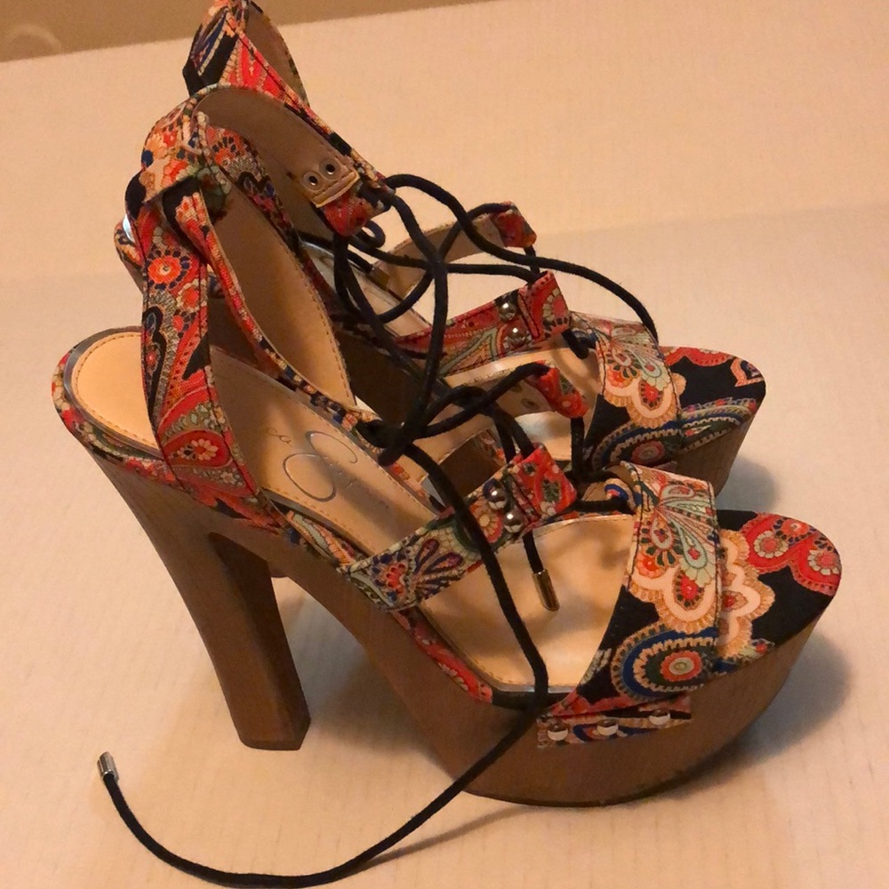 Jessica Simpson 7 1/2
1.77" Platform Height
5.51" Heel Height